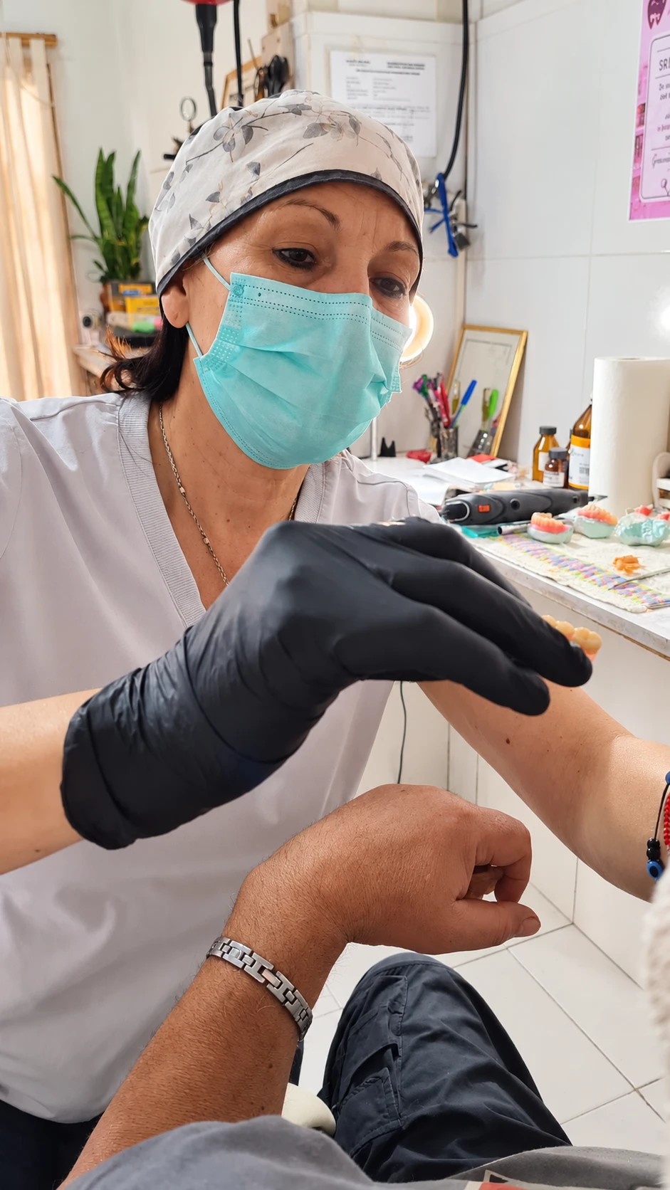 Clara Benítez trabajando en su laboratorio dental
